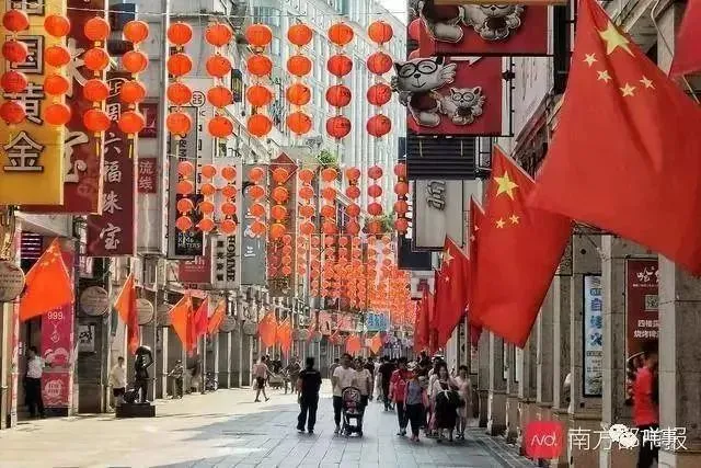 上下九路商业步行街喜庆气氛渐浓。南都记者 黎湛均 摄