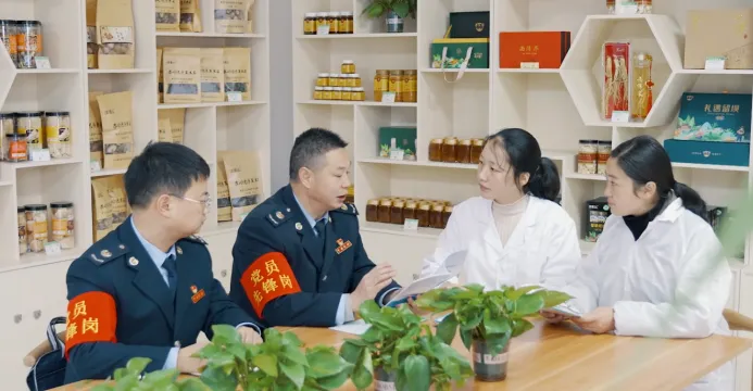 照片3（精细服务送上门，纳税人脸上笑颜多）