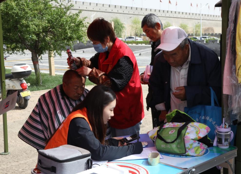 C:\Users\Administrator\Desktop\义诊义剪暖人心 志愿服务惠群众\0E9A0534_副本.jpg