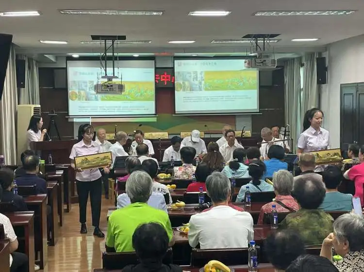 简篇-莫道桑榆晚，为霞尚满天——南郑农行开展社保卡老年客户联谊会