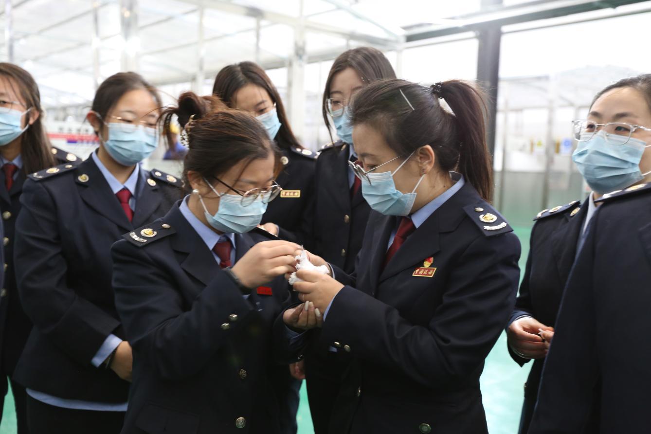 深入榆林天盛缘玻璃纤维科技有限公司操作车间