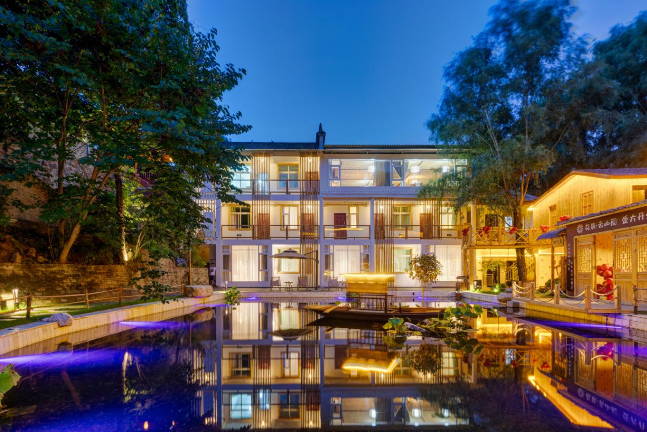云山阅民宿夜景
