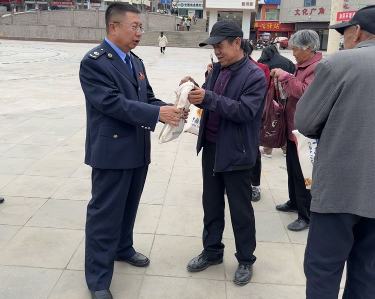 简篇-“税助发展 向新而进”——国家税务总局延川县税务局开展第33个全国税收宣传月活动