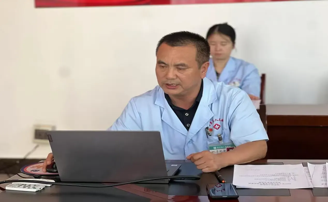 简篇-【医院动态】严把医疗质量关  筑牢医疗安全防线——我院召开2024年上半年医疗质量与安全管理工作总结分析会议