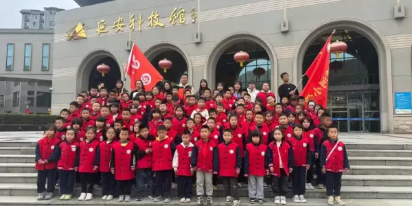简篇-走进科技世界，体验科技魅力 杜甫川社区360帮帮团志愿活动