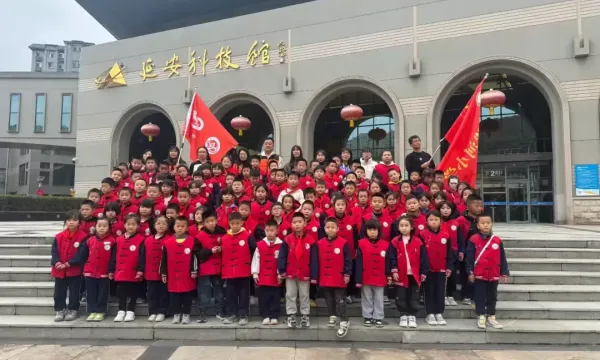 简篇-走进科技世界，体验科技魅力 杜甫川社区360帮帮团志愿活动