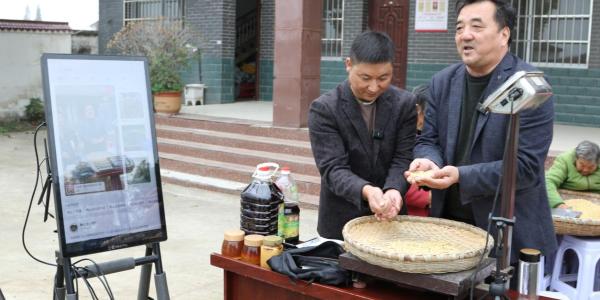 11月10日，梁山镇荣国村党组织书记在网络直播中为本村的农产品代言、