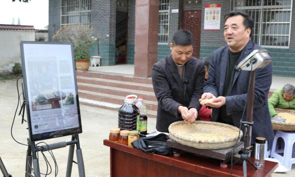 11月10日，梁山镇荣国村党组织书记在网络直播中为本村的农产品代言、