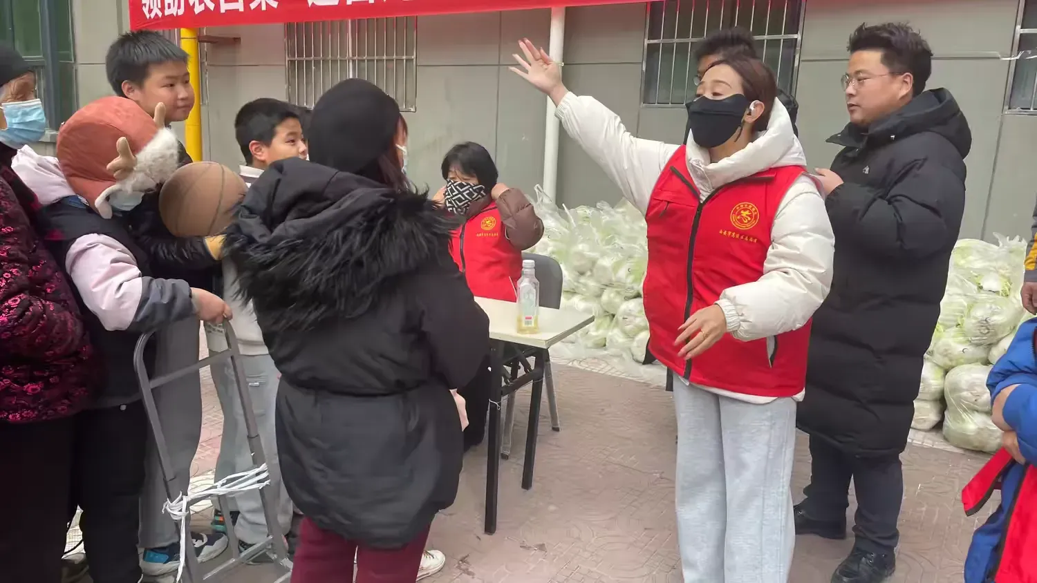 简篇-情暖冬日,“蔬”送爱心