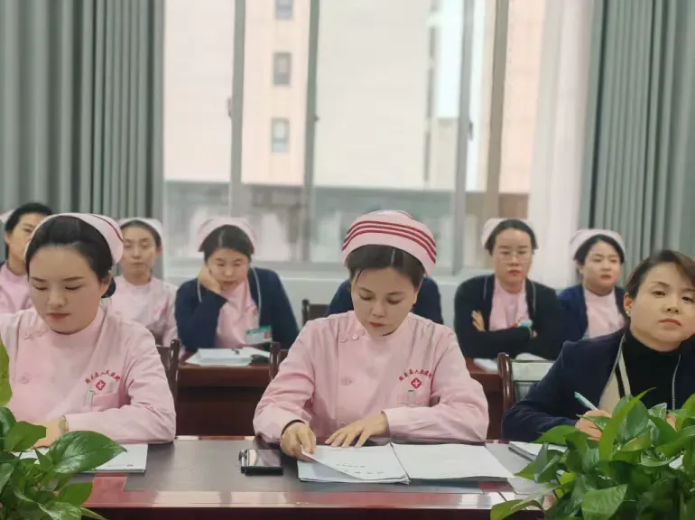 简篇-【周医·护理动态】全力为健康护航，深度为关爱加码——我院护理部组织召开“免陪照护”服务见面会