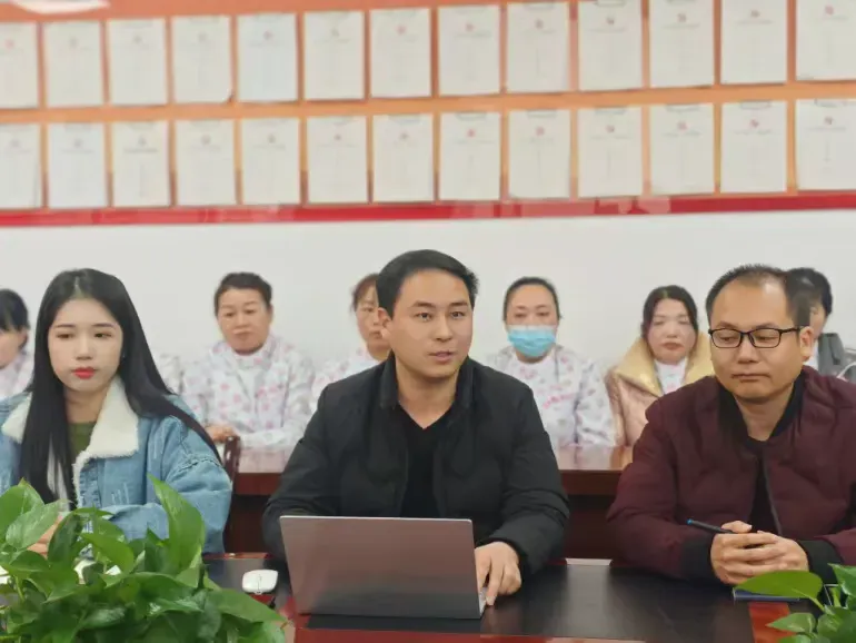 简篇-【周医·护理动态】全力为健康护航，深度为关爱加码——我院护理部组织召开“免陪照护”服务见面会