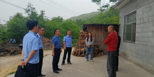 C:\Users\Administrator\Desktop\关口镇:深化“三力联调”机制 筑牢未成年人保护屏障\主管教育领导及法治副校长学校派出所联合走访入户2.jpg