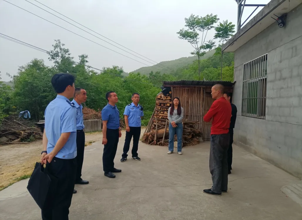 C:\Users\Administrator\Desktop\关口镇：深化“三力联调”机制 筑牢未成年人保护屏障\主管教育领导及法治副校长学校派出所联合走访入户2.jpg