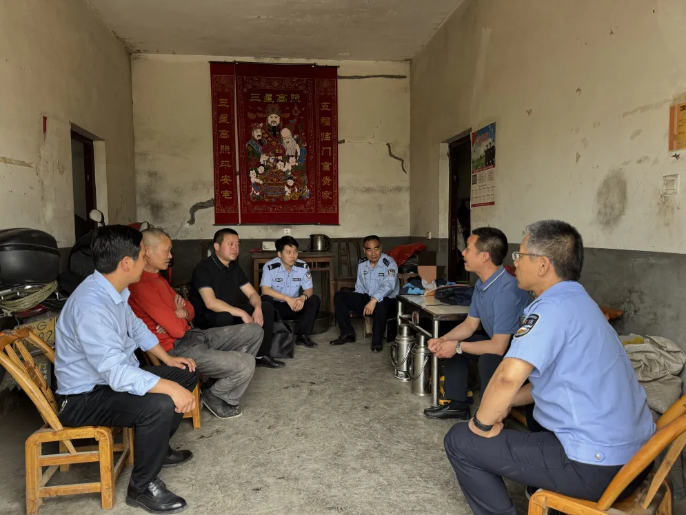 C:\Users\Administrator\Desktop\关口镇：深化“三力联调”机制 筑牢未成年人保护屏障\主管教育领导及法治副校长学校派出所联合走访入户.png