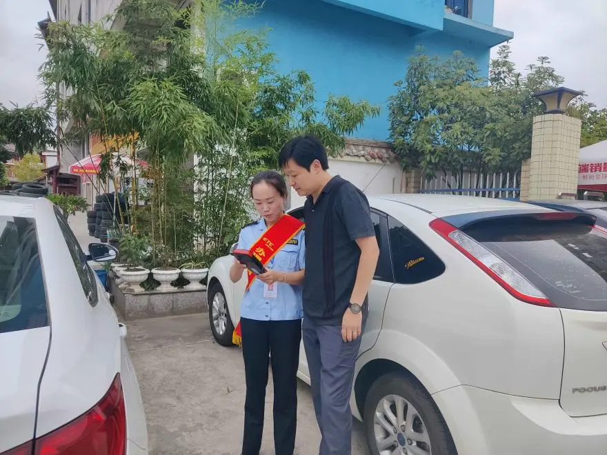 工作人员到宁强县城推广