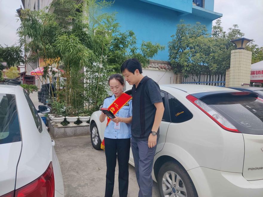 工作人员到宁强县城推广