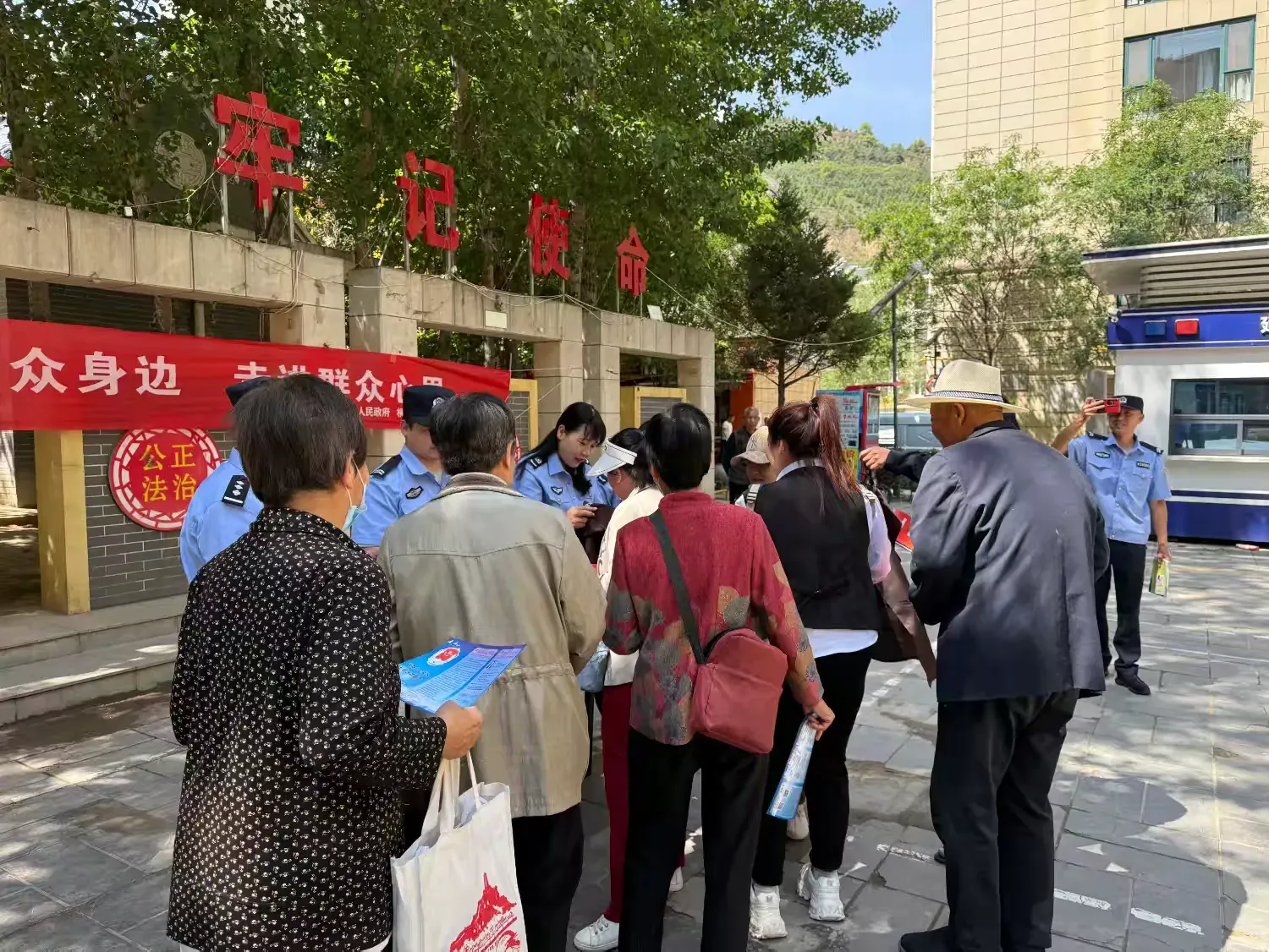 简篇-民法典宣传进社区  法治意识入民心