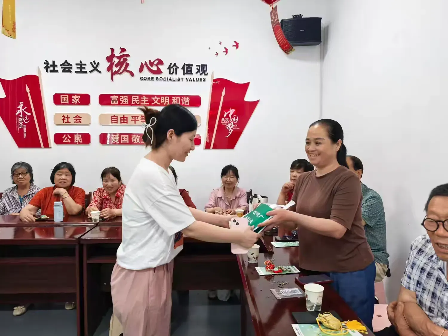 简篇-粽香融金融，服务“邻”距离‍            ——农行蓝田县支行开展“15分钟金融服务圈”端午主题活动