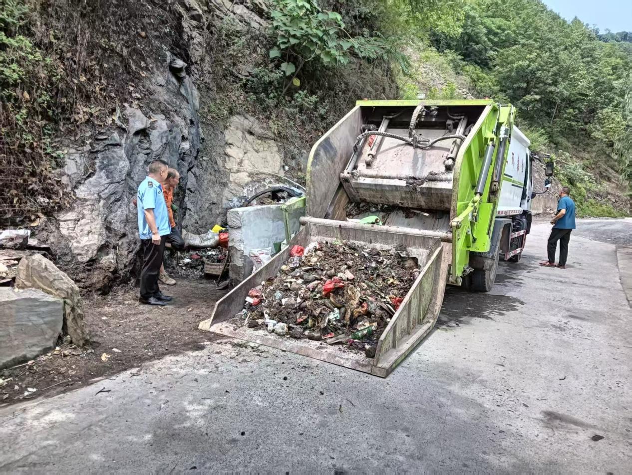 镇村干部定期检查集镇垃圾清理情况