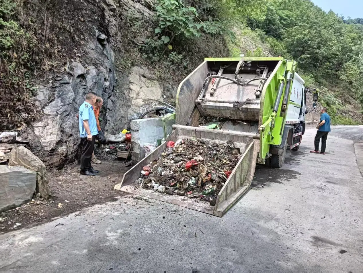镇村干部定期检查集镇垃圾清理情况