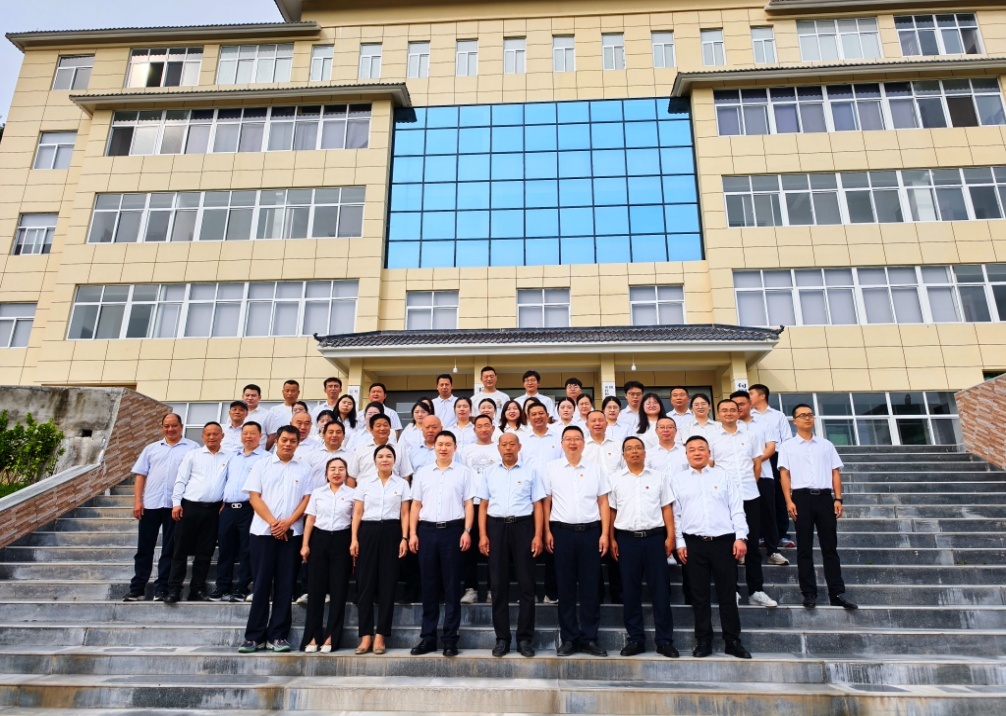 C:\Users\Administrator\Desktop\迎七一观摩淬炼党性 强作风党课锻造铁军\王院村合影.jpg