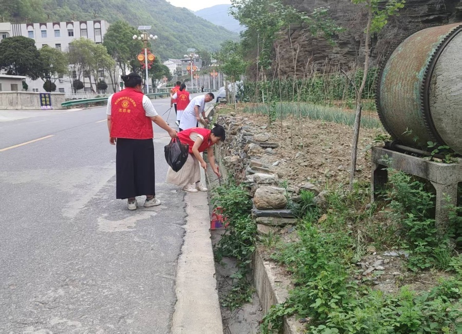 C:\Users\Administrator\Desktop\关口镇：环境整治“净”行时 “洁”尽全力展新颜\微信图片_20250609234411.jpg