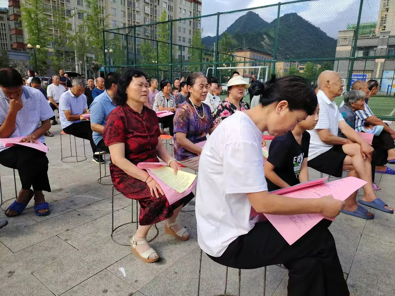 简篇-山阳县“丰阳新声”惠民政策文明实践示范宣讲活动走进中村