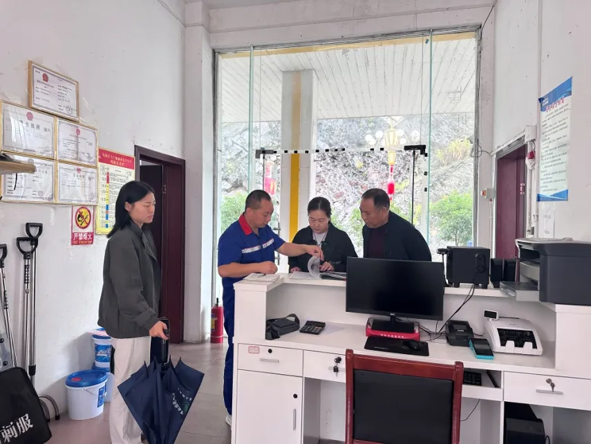 C:\Users\Administrator\Desktop\关口镇：筑起“安全堤” 守护“生命线”\加油站检查.jpg